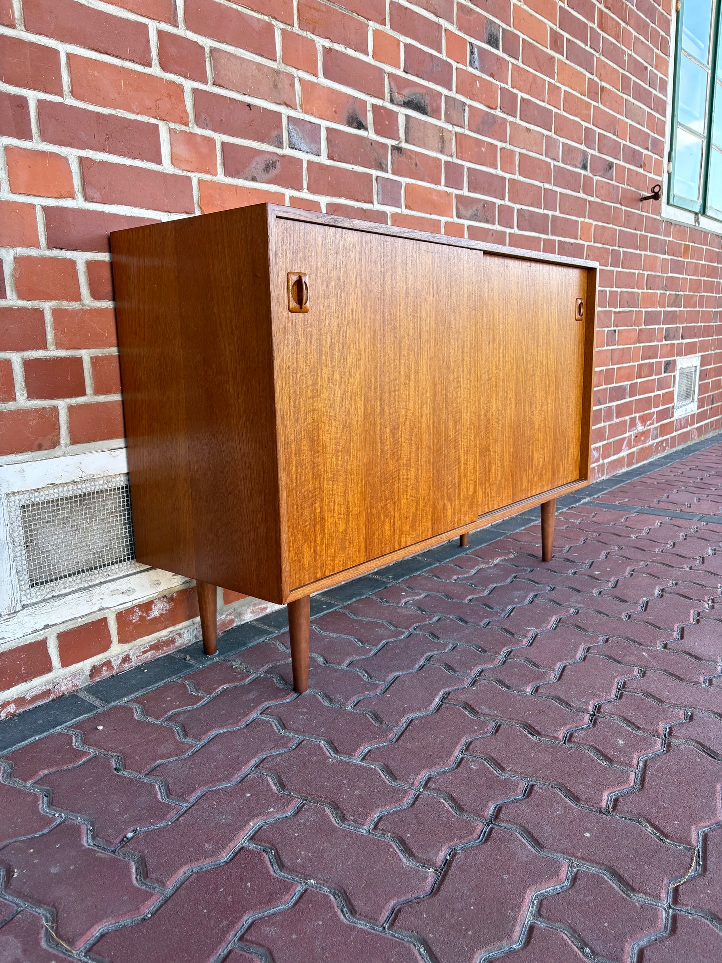 #1 Vintage Teakholz Sideboard mit Schiebetüren