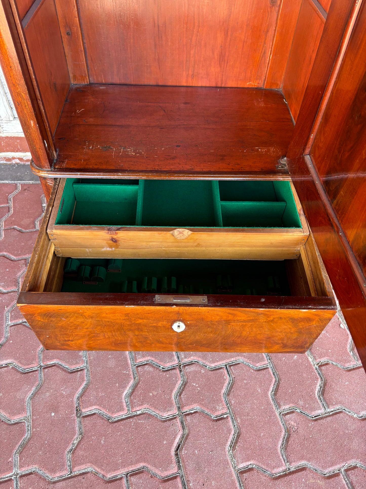 Antiker dänischer Silberschrank