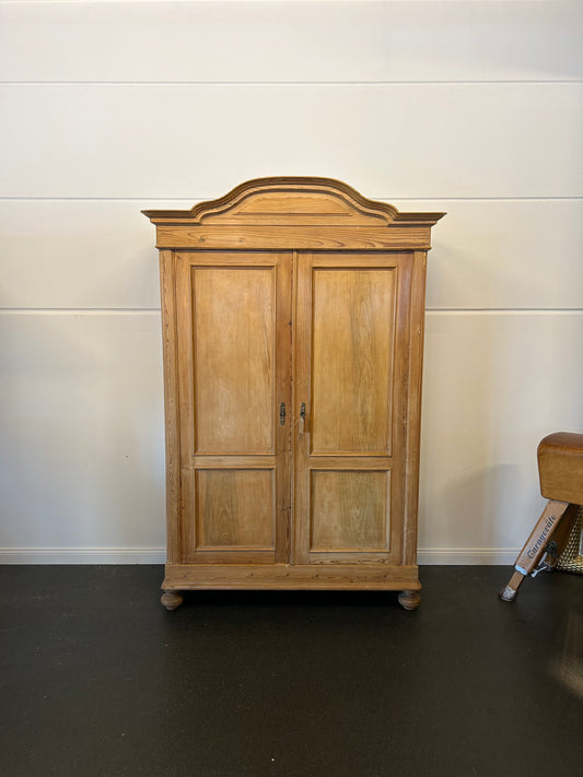 Antiker Kleiderschrank um 1880