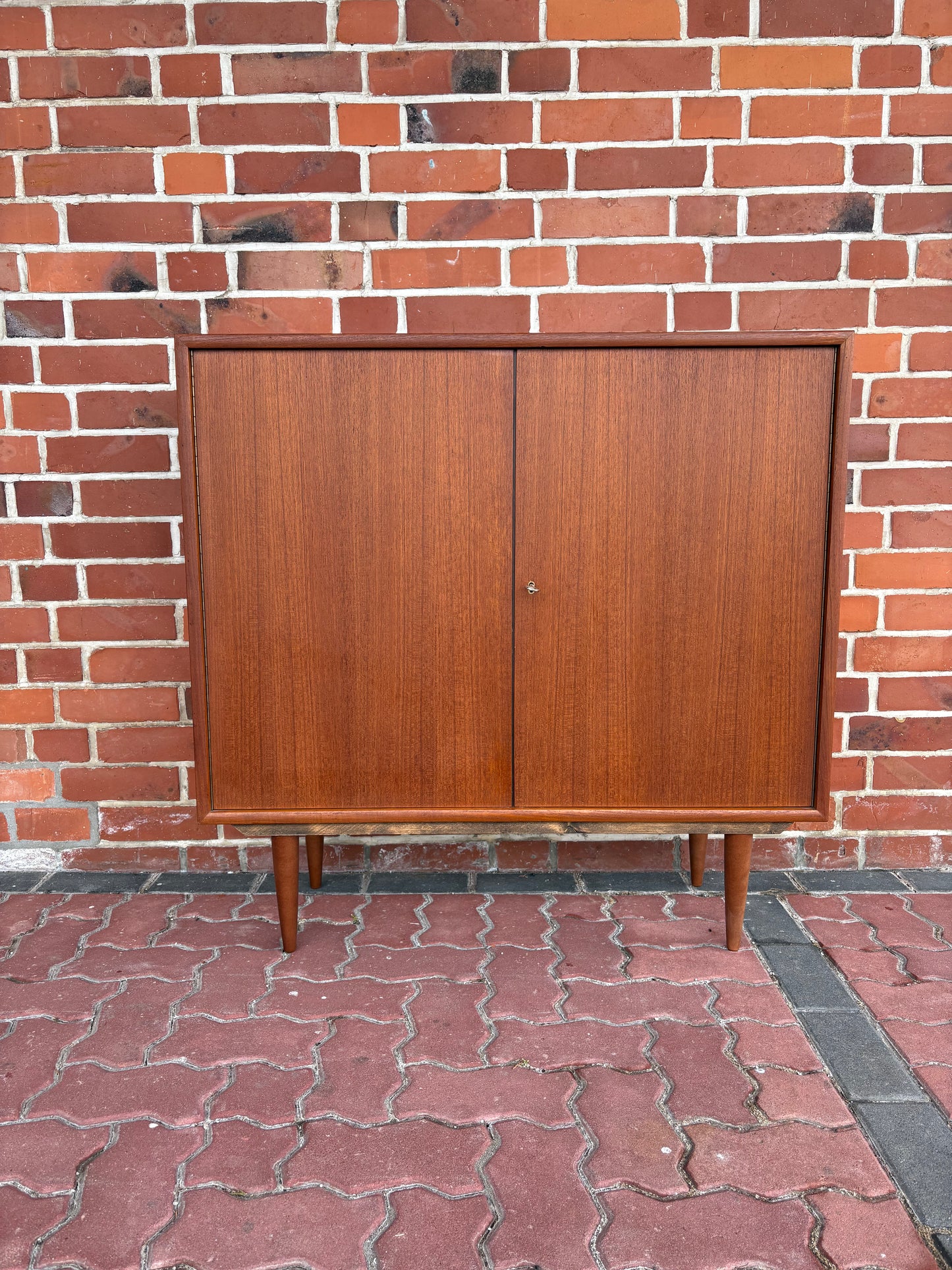 VINTAGE SCHRANK AUS TEAK