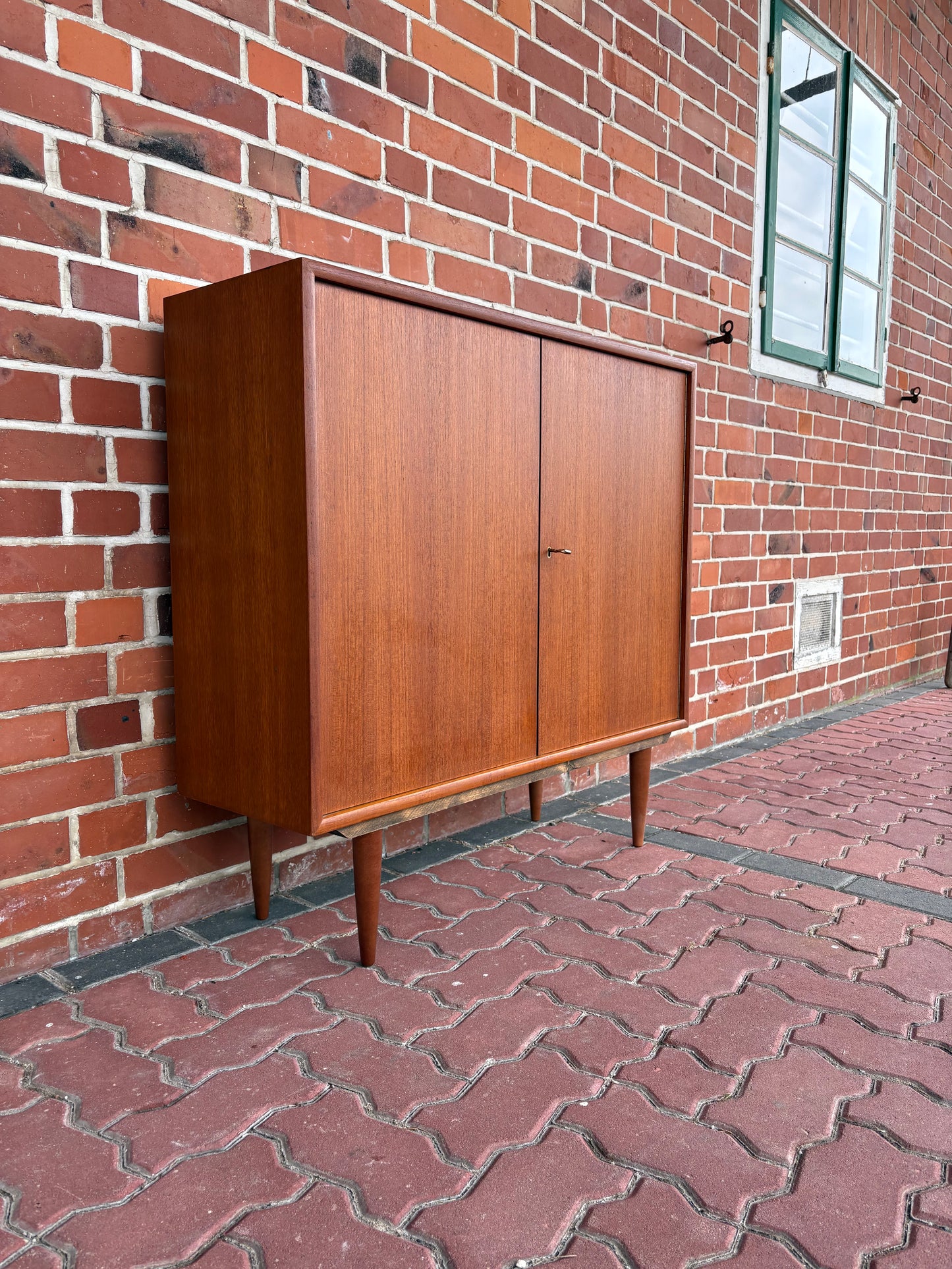 VINTAGE SCHRANK AUS TEAK