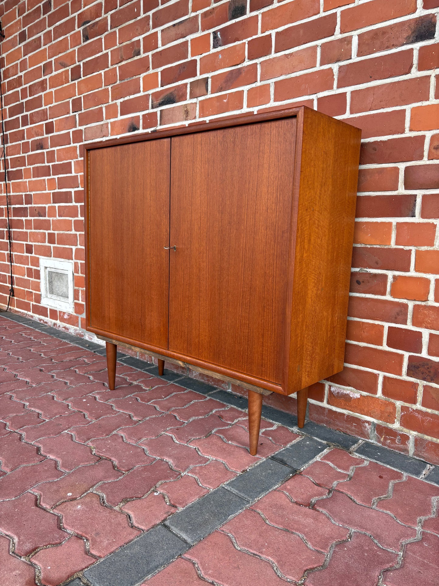 VINTAGE SCHRANK AUS TEAK