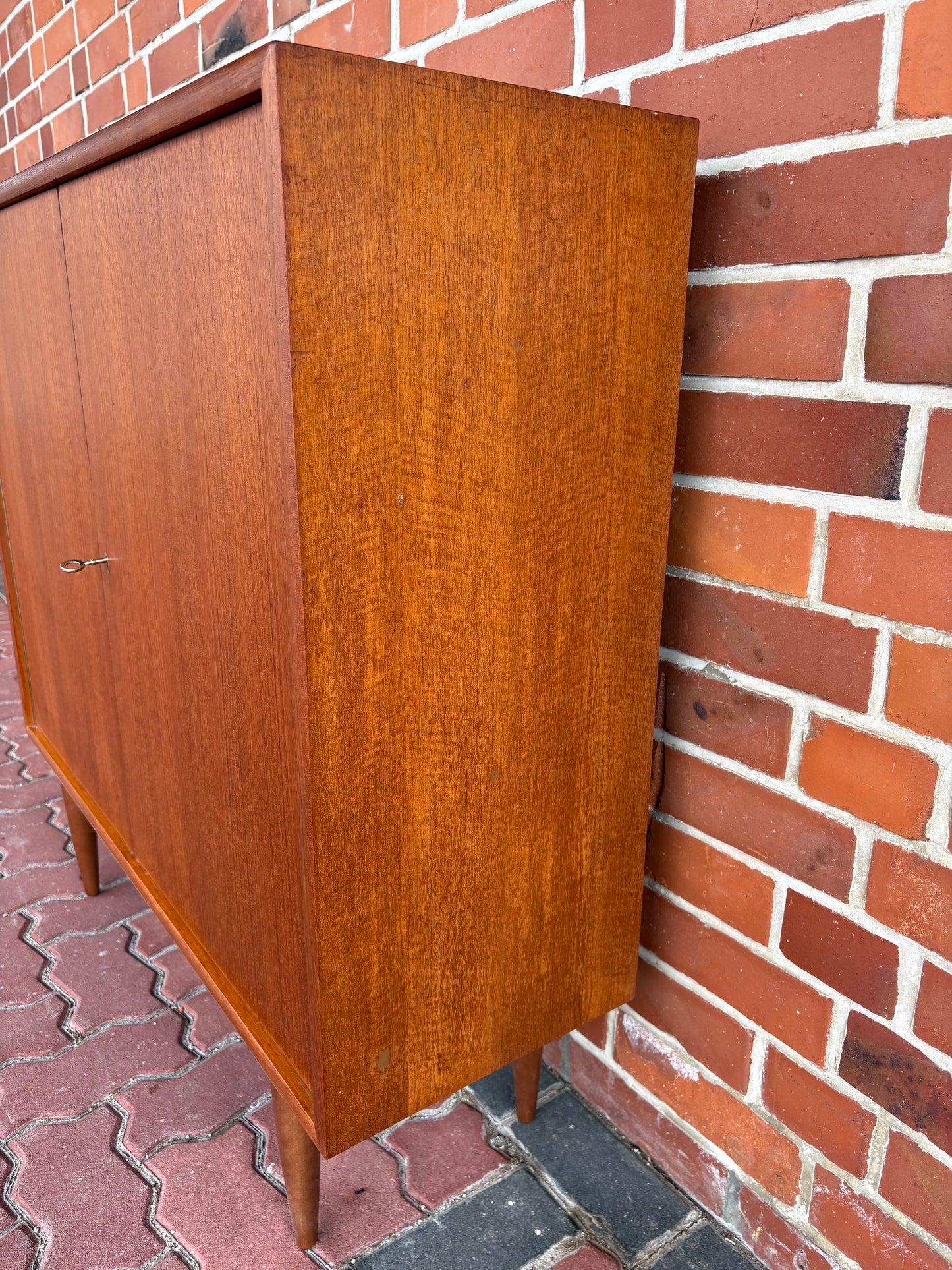 VINTAGE SCHRANK AUS TEAK
