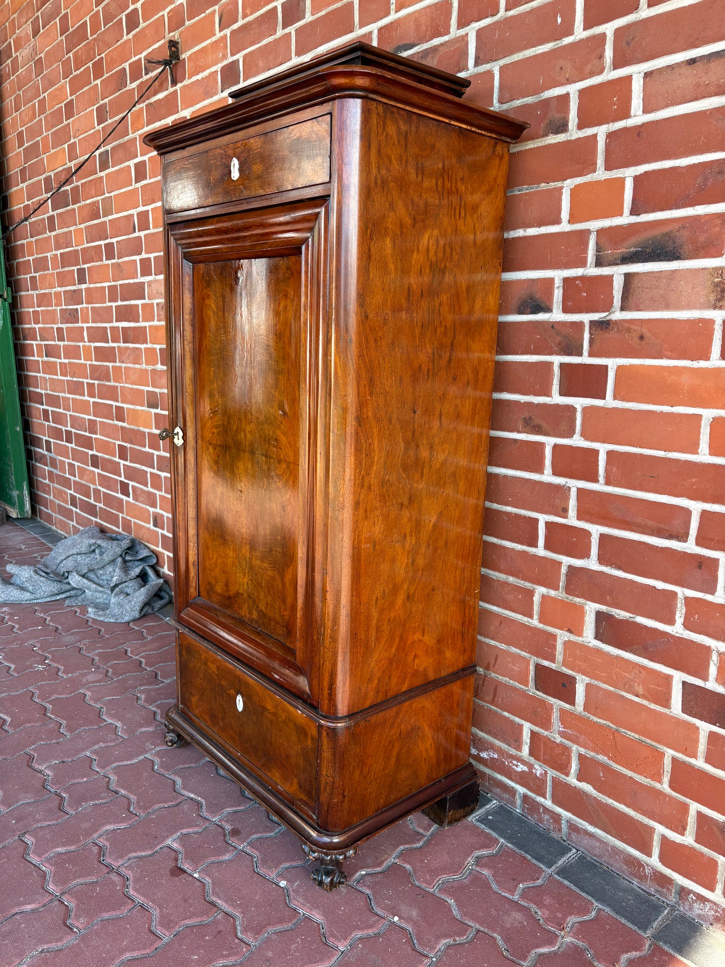 Antiker dänischer Silberschrank